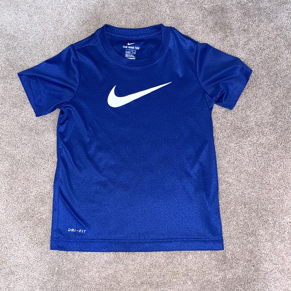 boys nike tee shirt